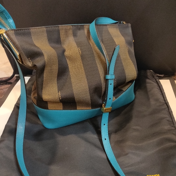 Authenticated Fendi penguin crossbody bucket bag - Picture 2 of 13